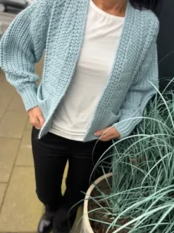 AJ117 Project Suzette Lyseblå Strik Cardigan – SPAR 40%
