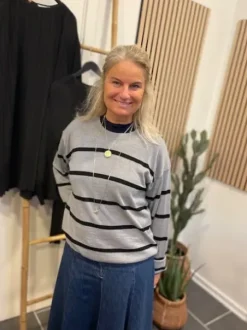 Basicapparel Vera Grå-Sort Stribet Strik SPAR 50%