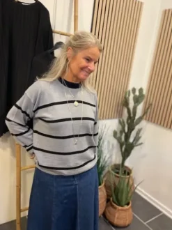 Basicapparel Vera Grå-Sort Stribet Strik SPAR 50%