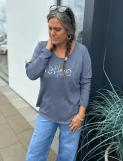 Costa Mani Reflect Tee – Blå Med Sølvtekst
