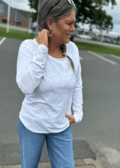Costa Mani Reflect Tee – Hvid Med Sølvtekst