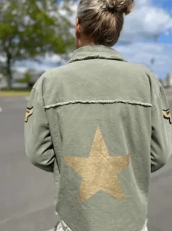 Lulus Love Star Army Jakke – SPAR 40%
