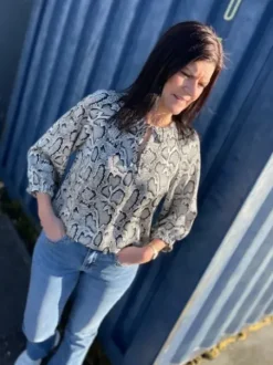 Luma Snake Print Bluse