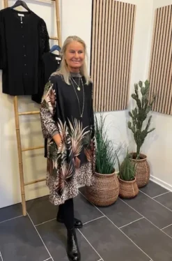 Marta Claudette Sort Kjole M/Print