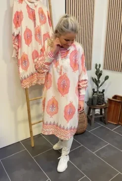 Marta Eva Kjole Beige/Pink Print