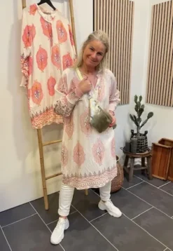 Marta Eva Kjole Beige/Rosa Print