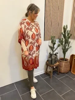 Marta Evita Kjole India M171 Rødt Print
