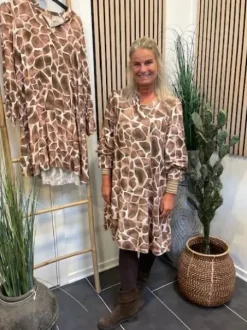Marta Pernille Kjole I Giraf Print