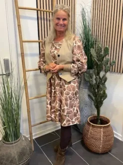 Marta Pernille Kjole I Giraf Print