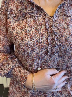 Moliin Amber Bluse – Rød/Blå Print