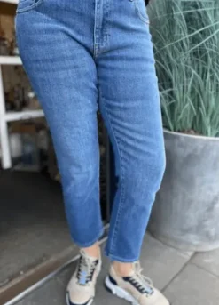 Pieszak Nora Regular Jeans – SPAR 35%