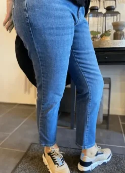Pieszak Nora Regular Jeans – SPAR 35%