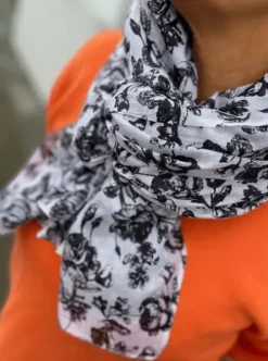 Rebekka Brogaard Tørklæde Hvidt M/Sorte Blomster