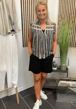 Red Button Ava Shorts Sort