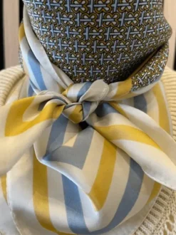 Three M Tørklæde I Sennep/Creme/Lyseblåt Print