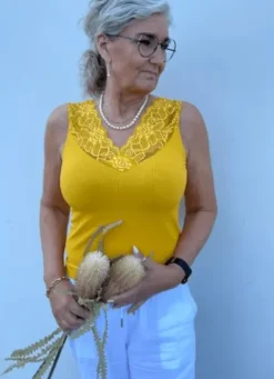 Tim & Simonsen Belen V-Lace Ocher Carry Gul Top